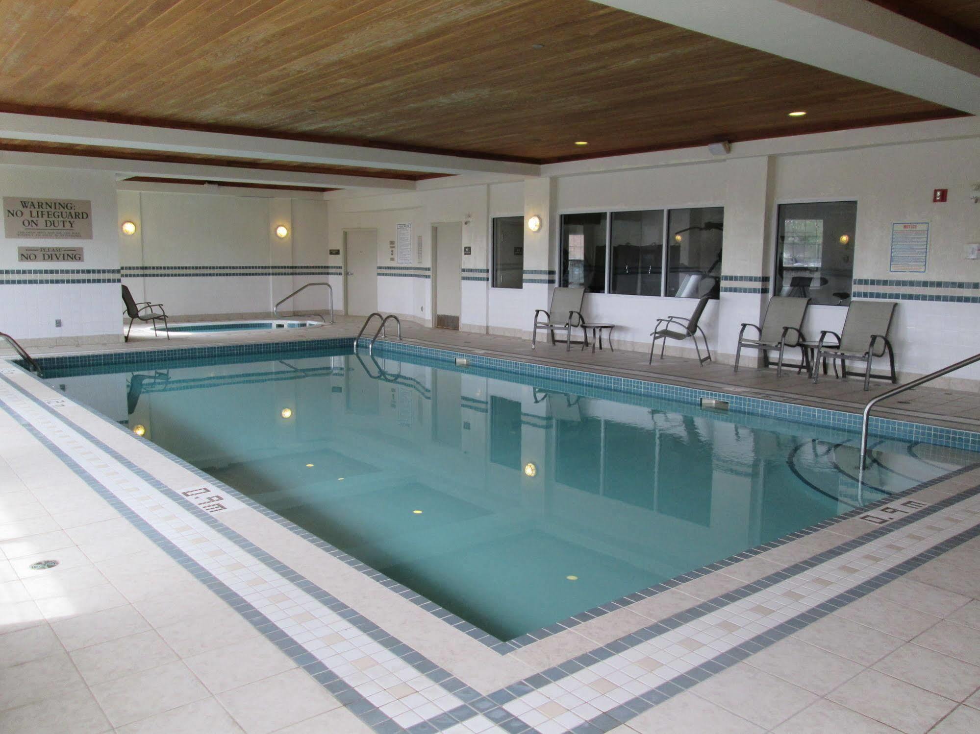 Country Inn & Suites By Radisson, Calgary-Northeast Dış mekan fotoğraf