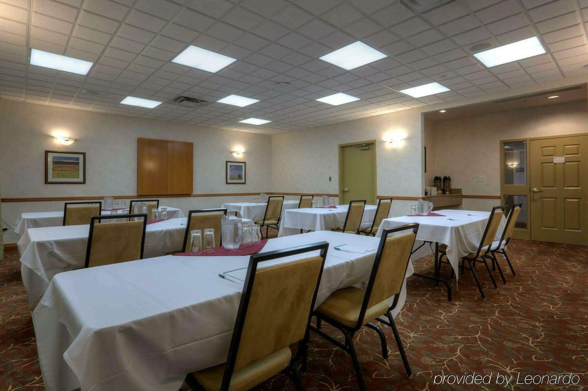 Country Inn & Suites By Radisson, Calgary-Northeast İş olanakları fotoğraf